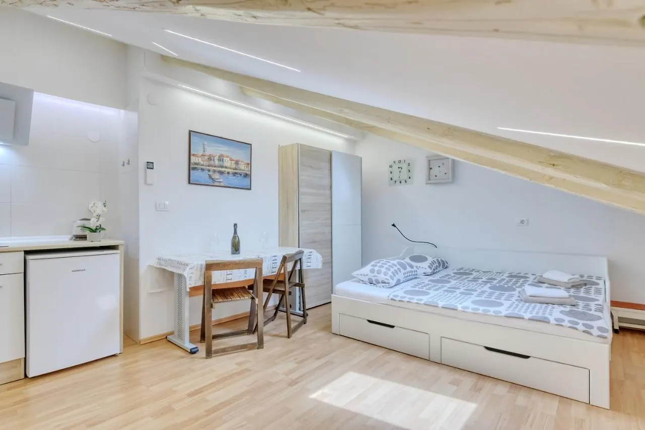 Apartment Light In Pula